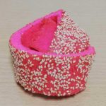 鮮やかなピンク色をした沖縄の祝い菓子・松風(まちかじ)